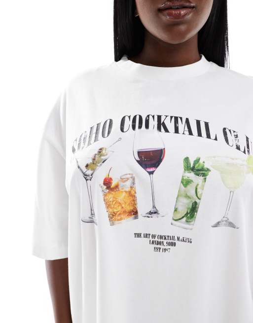 ASOS DESIGN Curve Boyfriend Fit T Shirt in WeiB mit Soho Cocktail Club Grafik auf der Ruckseite