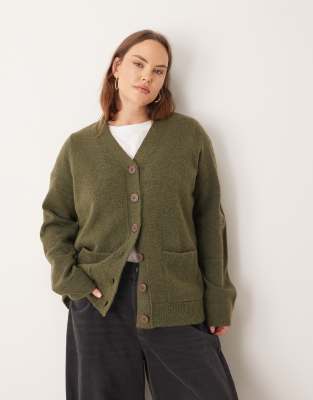 ASOS DESIGN Curve - Boyfriend-Strickjacke in Khaki mit Vordertaschen-Grün