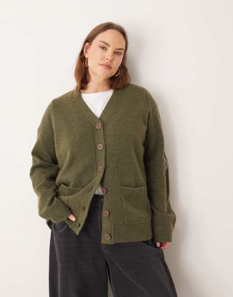 ASOS DESIGN Curve – Boyfriend-Strickjacke in Khaki mit Vordertaschen - view 1