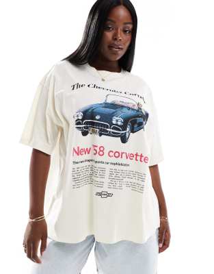 ASOS DESIGN Curve - Boyfriend-T-Shirt mit lizenziertem „Corvette"-Autoprint-Weiß