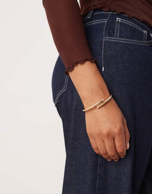 ASOS DESIGN Curve - Bracciale rigido dorato con dettaglio avvolgente