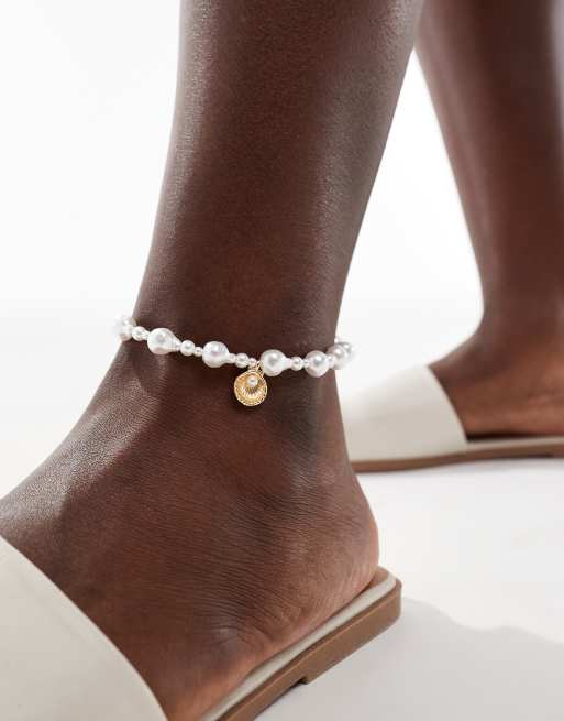 ASOS DESIGN Curve - Bracelet de cheville avec breloques ornées de coquillages et perles fantaisie - Doré