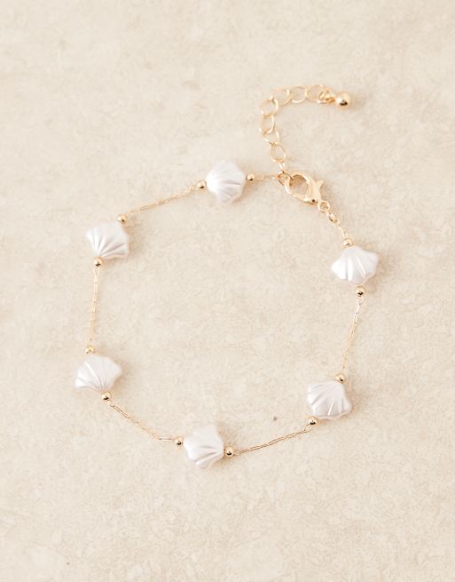 ASOS DESIGN Curve bracelet with faux pearl shells in gold tone, 2 of 3