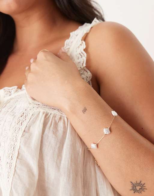 ASOS DESIGN Curve bracelet with faux pearl shells in gold tone, 3 of 3