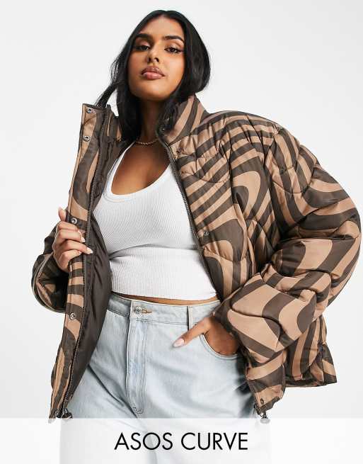 ASOS DESIGN Curve – Brązowa pikowana kurtka puchowa w abstrakcyjny wzór