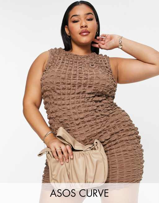 ASOS DESIGN Curve – Brązowa sukienka mini o fasonie bokserki bez rękawów i bąbelkowej fakturze