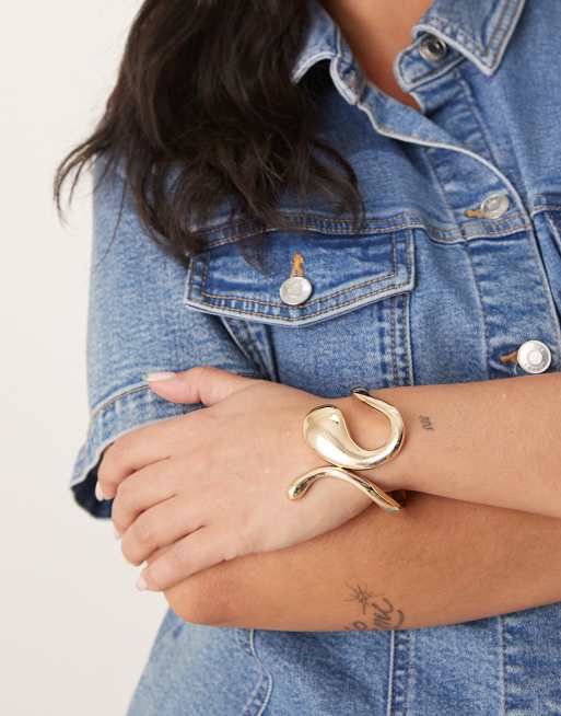 ASOS DESIGN Curve - Brede armband met gesmolten ontwerp in goudkleur