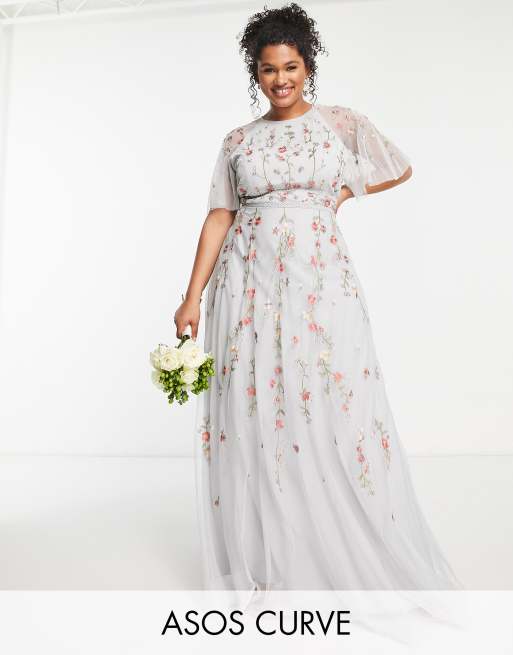 ASOS DESIGN Curve Bridesmaid – Jasnoniebieska zdobiona sukienka maxi z haftowanym wzorem w kwiaty