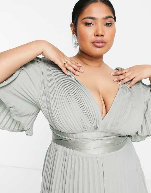 ASOS DESIGN Curve – Brudtärnor – Olivgrön, plisserad maxiklänning med utsvängda ärmar och omlottmidja av satin, 3 av 4