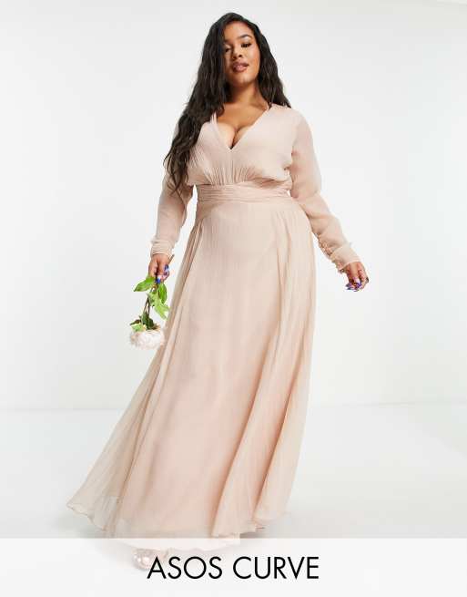 ASOS DESIGN Curve - Bruidsmeisjes - Lange jurk met lange mouwen, aangerimpelde taille en geplooide rok in beigeroze