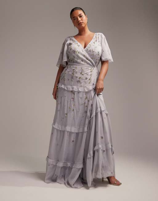 ASOS DESIGN Curve - Bruidsmeisjes - Maxi-jurk met overslag, fladdermouwen en versiering van borduursels in blauw