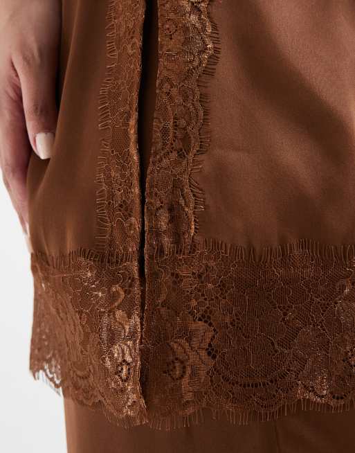ASOS DESIGN Curve – Brun jumpsuit i satin och spets med smala axelband, 3 av 4