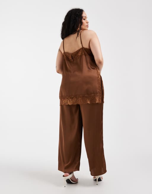 ASOS DESIGN Curve – Brun jumpsuit i satin och spets med smala axelband, 4 av 4