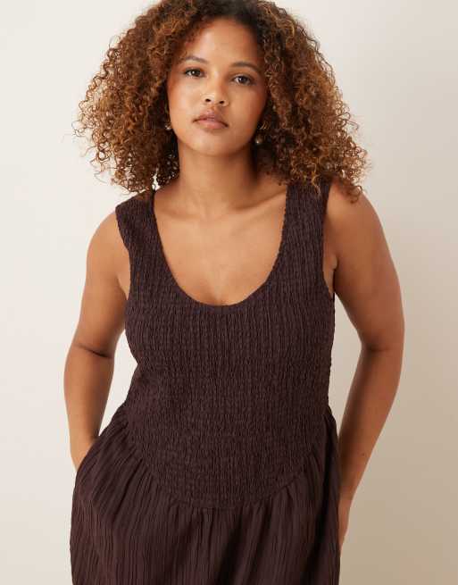 ASOS DESIGN Curve - Brun jumpsuit med dyb rund hals i krølstof, 2 af 4