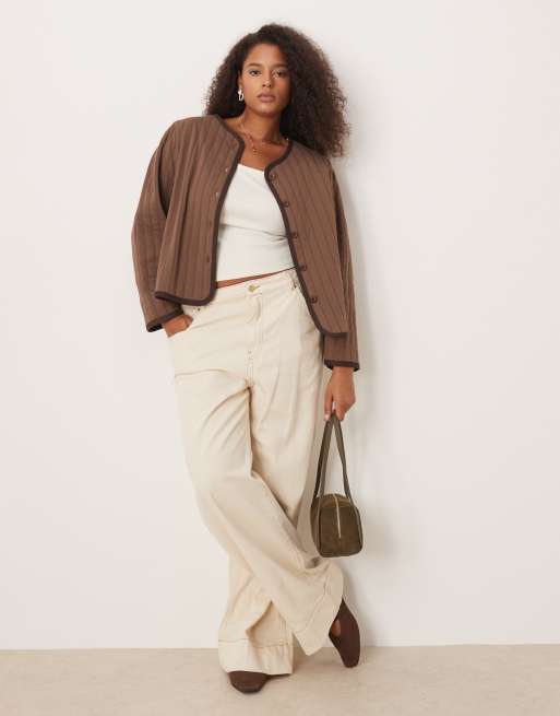 ASOS DESIGN Curve – Brun, kviltad jacka i teddy med kontrasterande passpoaler, 2 av 4