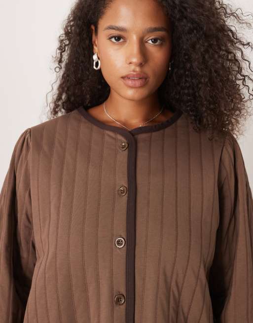 ASOS DESIGN Curve – Brun, kviltad jacka i teddy med kontrasterande passpoaler, 4 av 4