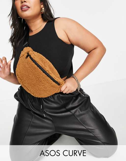 ASOS DESIGN Curve – Brun magväska i teddy - BEIGE