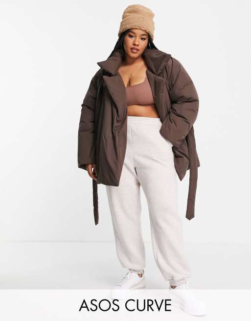 ASOS DESIGN Curve – Brun pufferjacka med skärp