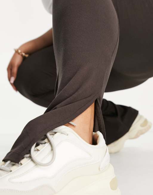 ASOS DESIGN Curve – Bruna leggings med sidoslits vid fållen, 3 av 4