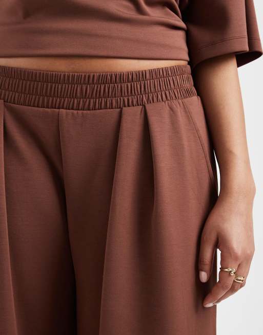 ASOS DESIGN Curve – Bruna mjukisbyxor i cupro med supervida ben, 3 av 5