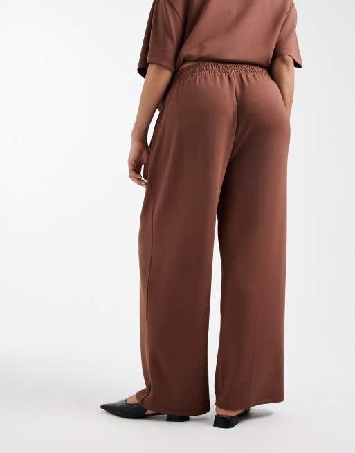 ASOS DESIGN Curve – Bruna mjukisbyxor i cupro med supervida ben, 4 av 5