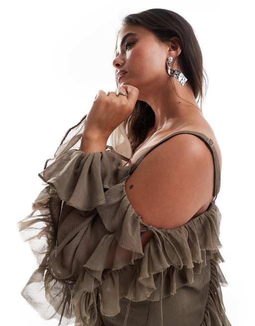 ASOS DESIGN Curve – Brungrå, panelsydd miniklänning i off shoulder-modell med volang, 2 av 3