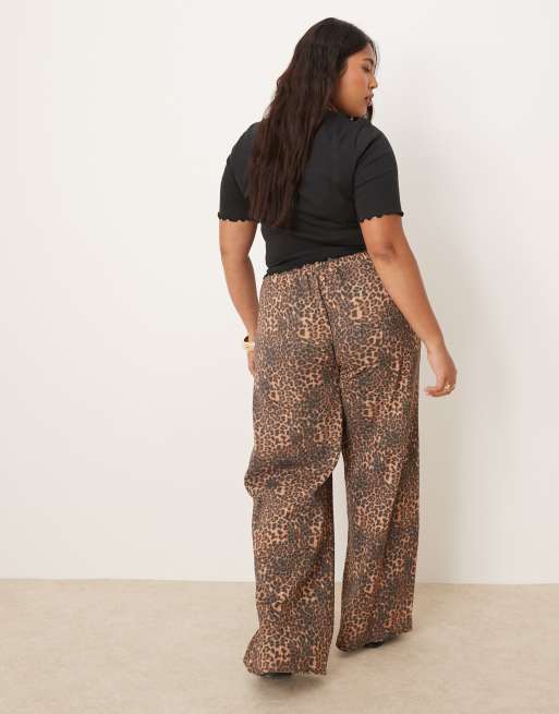 ASOS DESIGN Curve - Bukser med brede ben, vaffeltekstur og leopardprint, 2 af 5