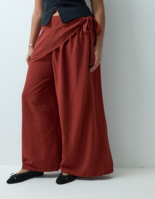 ASOS DESIGN Curve bukser med lige ben og wrap-skørt-detalje i brun, 2 af 5