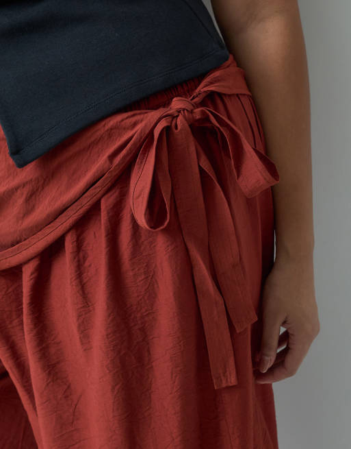 ASOS DESIGN Curve bukser med lige ben og wrap-skørt-detalje i brun, 4 af 5