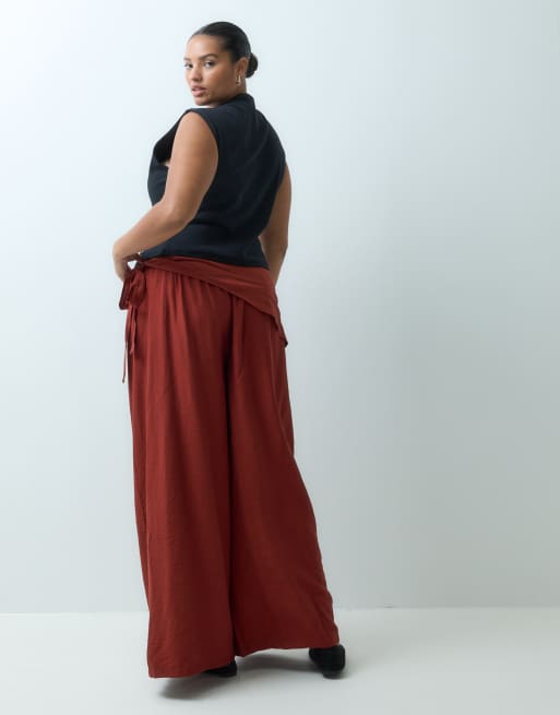 ASOS DESIGN Curve bukser med lige ben og wrap-skørt-detalje i brun, 5 af 5