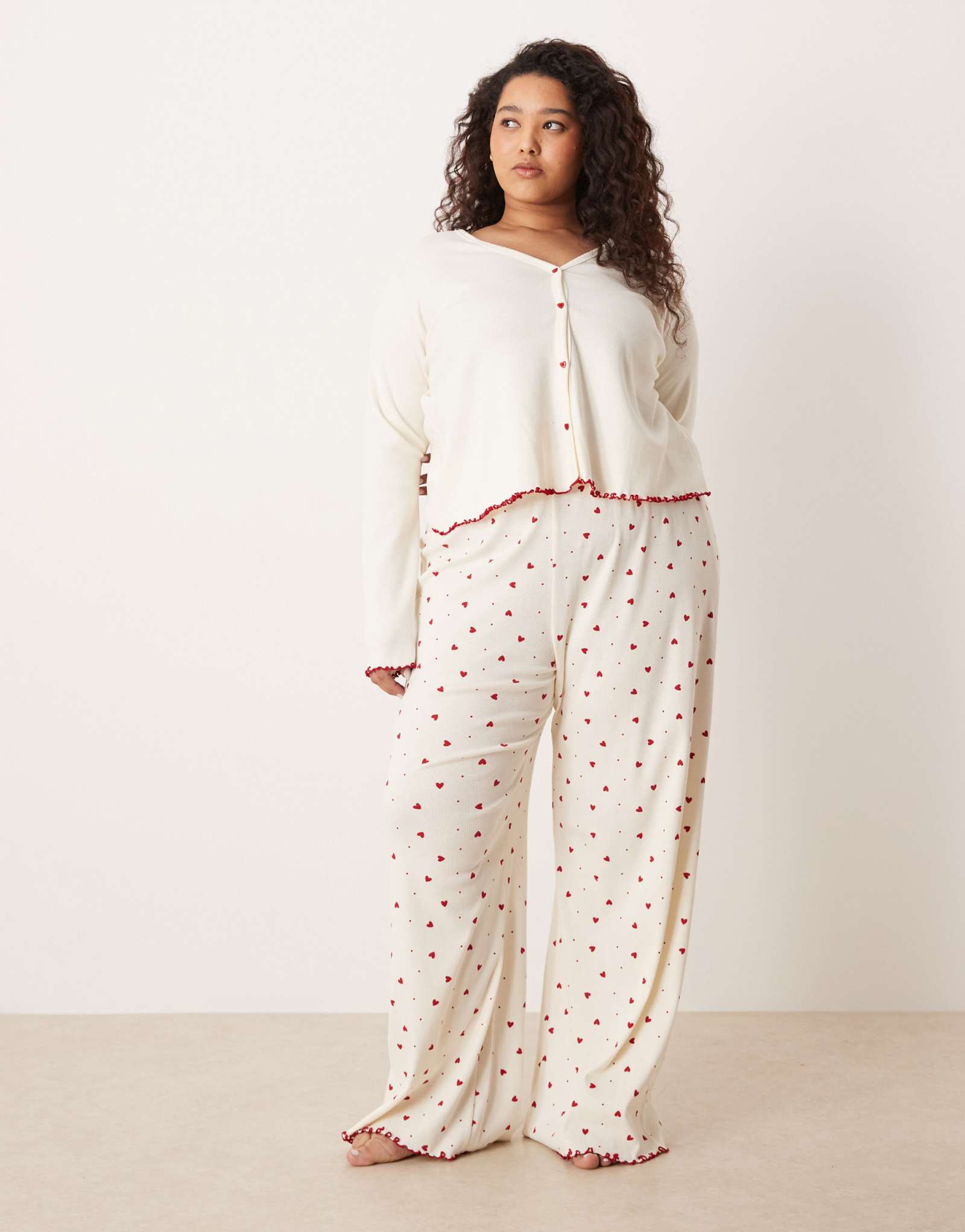 Пижамный комплект из кардигана и брюк на пуговицах ASOS DESIGN Curve с принтом в виде сердечек