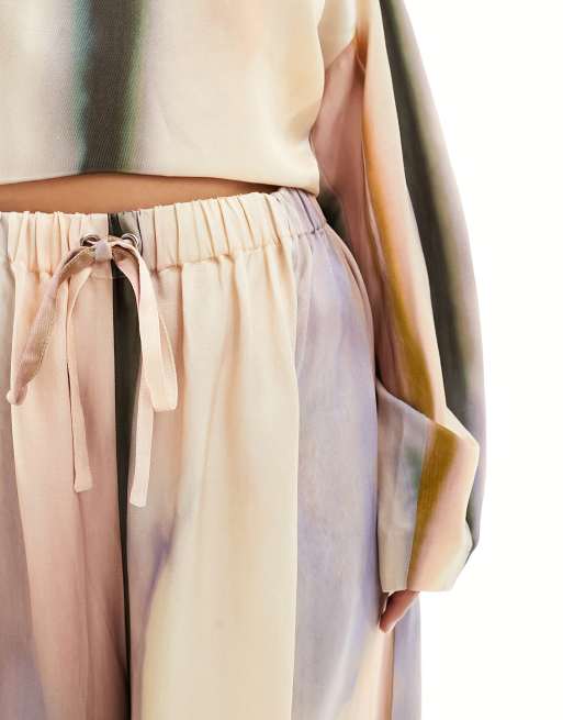 ASOS DESIGN Curve – Byxor i satin med extra vida ben, dragsko i midjan och suddiga ränder, del av set, 5 av 5