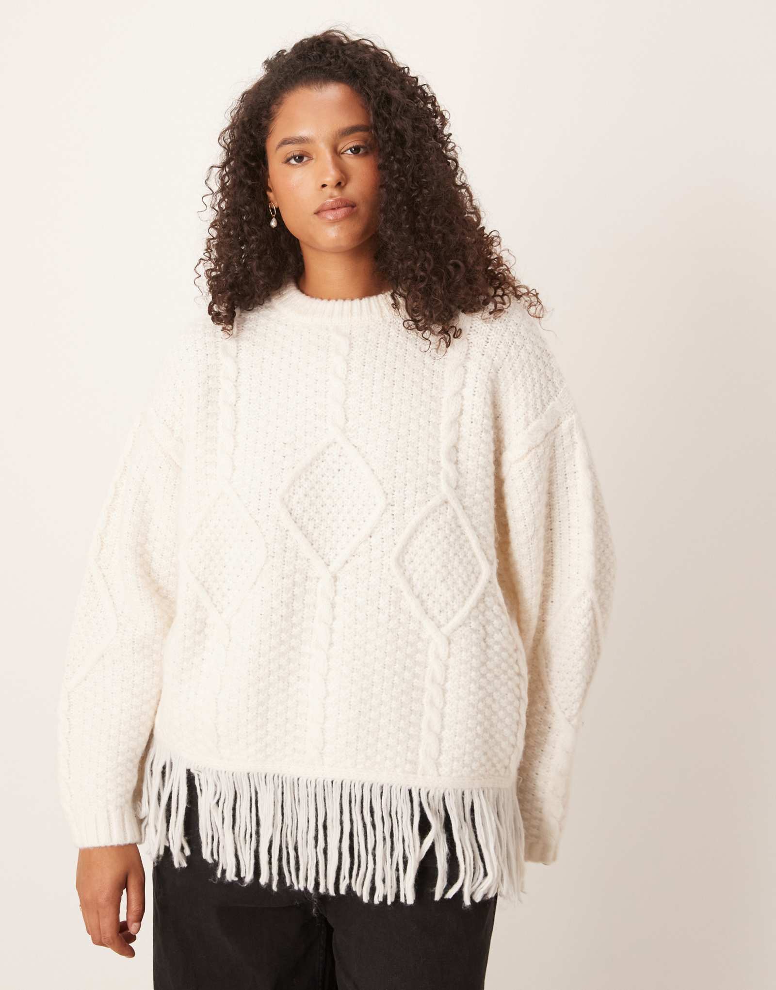 Свитер кремового цвета с округлым вырезом и бахромой от ASOS DESIGN Curve, вязаный по канату
