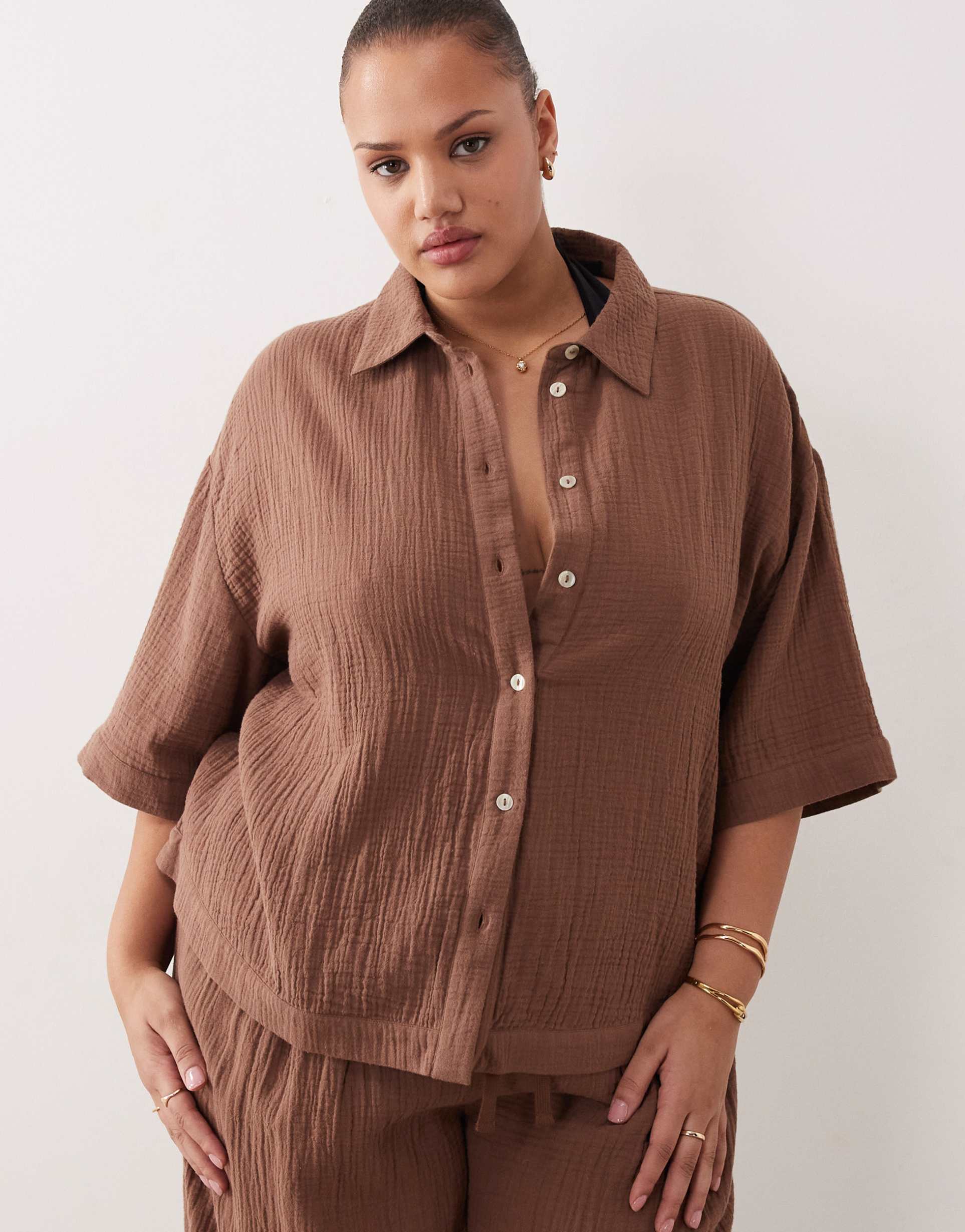 asos design curve callie beach cheesecloth resort short sleeve shirt in mocha