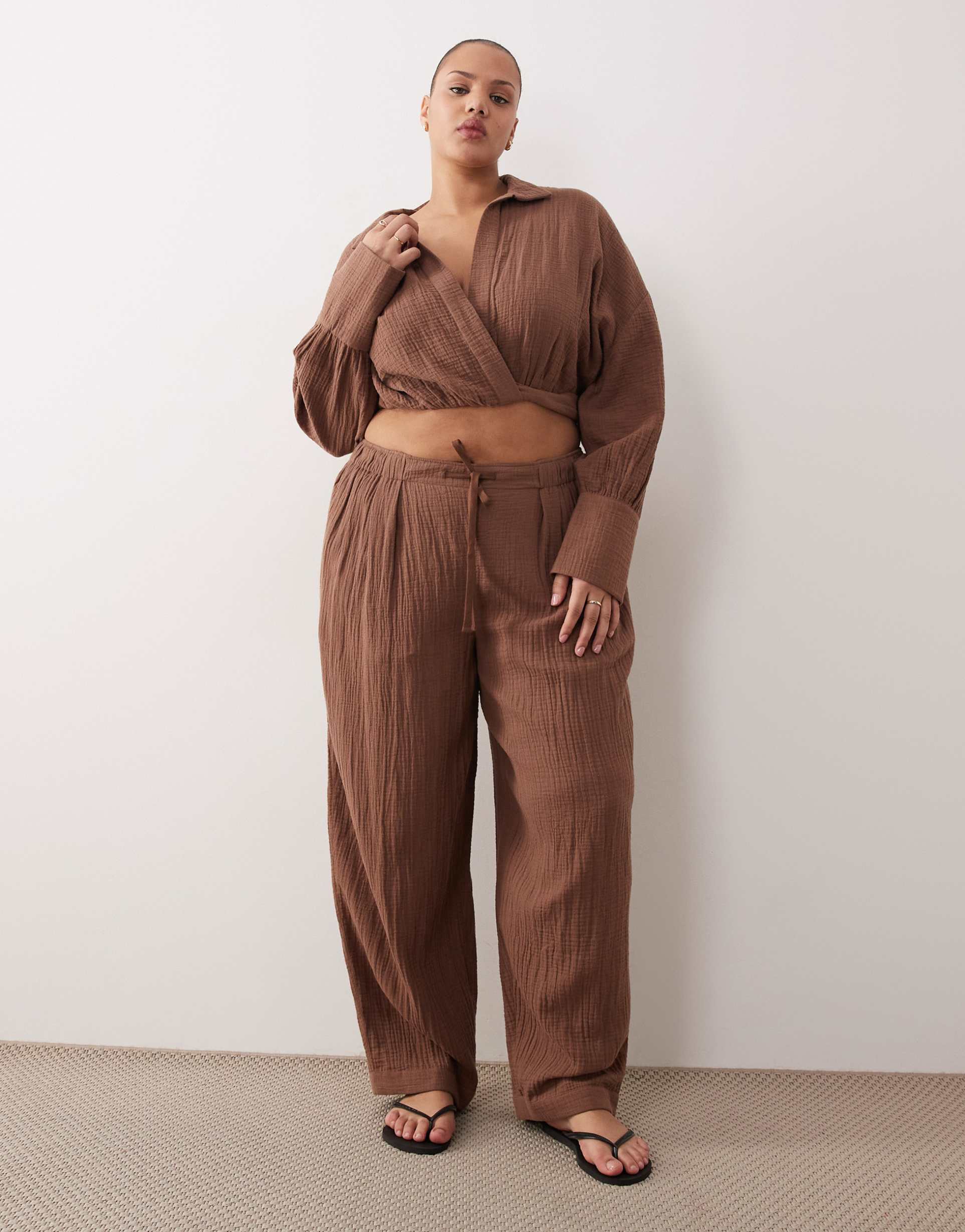 asos design curve callie cheesecloth beach balloon pants in mocha