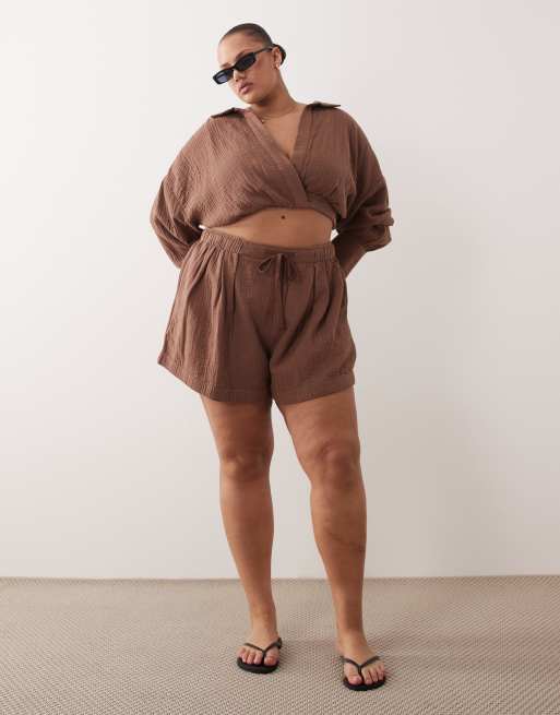 ASOS DESIGN Curve Callie cheesecloth beach paper bag waist short & shirt in mocha, 3 of 3