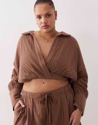 ASOS DESIGN Curve - Callie - Chemise de plage d'ensemble coupe cache-caur en gaze - Moka-Brown
