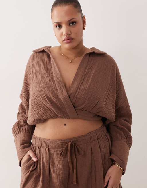 ASOS DESIGN Curve – Callie – Muślinowy zestaw plażowy w kolorze mokki: szorty z talią paperbag i koszula, 2 z 3