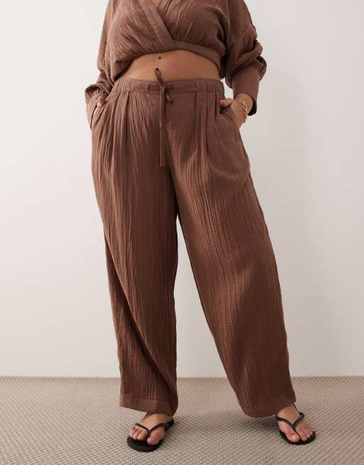 ASOS DESIGN Curve - Callie - Pantalon de plage bouffant en gaze - Moka, 2 de 5