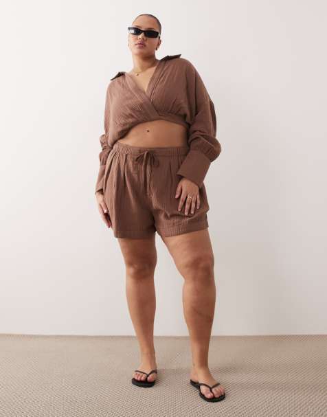 ASOS DESIGN Curve - Callie - Strandshort van kaasdoek met taille met plooirand in mokka - view 1