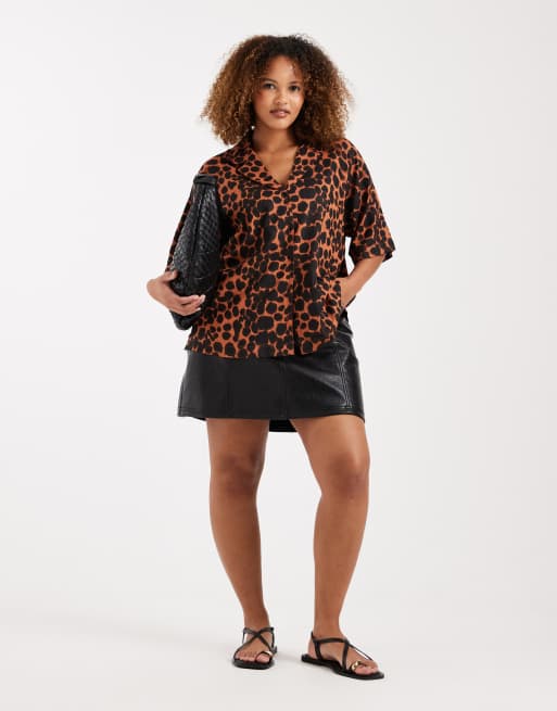 ASOS DESIGN Curve - Coordinato con camicia a rever e pantaloncini in lino con stampa animalier, 2 di 3
