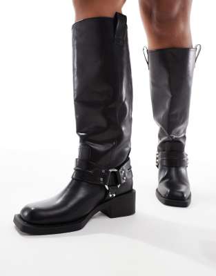 ASOS DESIGN Curve - Camila - Flache, kniehohe Bikerstiefel in Schwarz mit Gurt-Detail