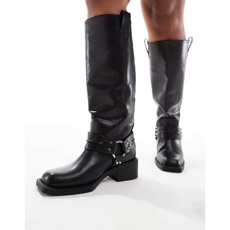 ASOS DESIGN Curve Camila Flache kniehohe Bikerstiefel in Schwarz mit Gurt Detail ASOS