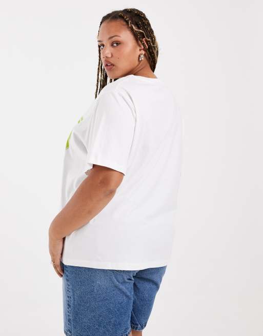 ASOS DESIGN Curve - camiseta de corte estándar con gráfico de Brasil en blanco y verde, 2 de 4