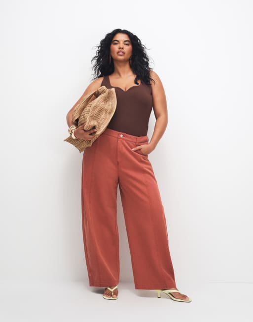 ASOS DESIGN Curve - Camiseta marrón chocolate de tirantes con cuello curvado de punto compacto de algodón, 2 de 7