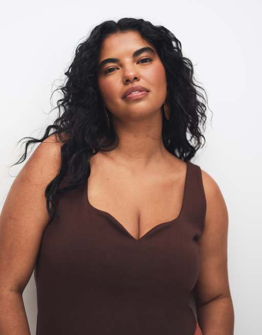 ASOS DESIGN Curve - Camiseta marrón chocolate de tirantes con cuello curvado de punto compacto de algodón, 3 de 7