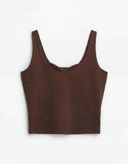 ASOS DESIGN Curve - Camiseta marrón chocolate de tirantes con cuello curvado de punto compacto de algodón, 5 de 7