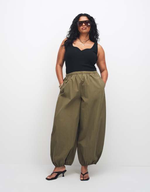 ASOS DESIGN Curve - Camiseta negra de tirantes con cuello curvado de punto de algodón compacto, 2 de 7