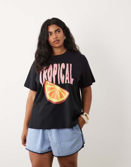 ASOS DESIGN Curve - Camiseta negra extragrande con estampado gráfico de frutas tropicales, 2 de 4