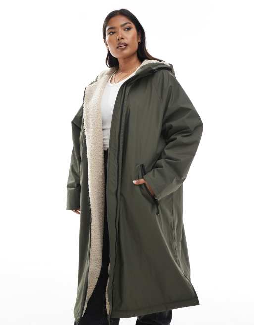 ASOS DESIGN Curve - Cappotto impermeabile taglio lungo verde oliva foderato in pile